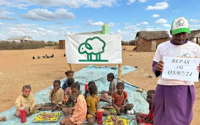 Bénéficiaires recevant la viande du sacrifice