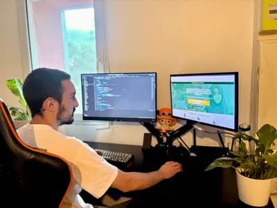 Membre de l'équipe Qurban lors d'une distribution